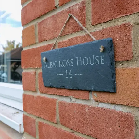 Albatross House - Comfy Home With Parking Slough Exterior photo
